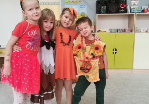 Dzieci w strojach jesiennych pozują do zdjęcia