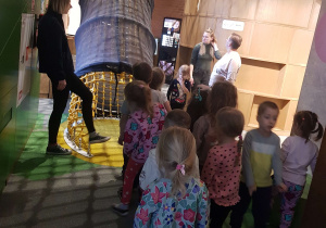 Dzieci wspinają się w tunelu z siatki
