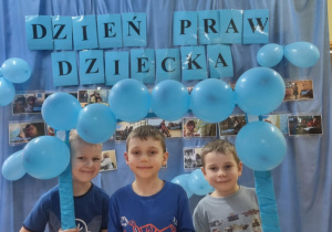 dzieci pozuja do zdjecia w ramce z balonów