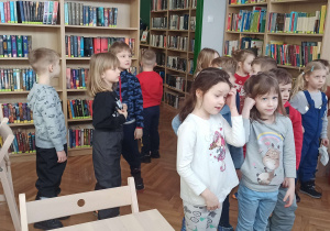 Dzieci zapoznają się ze zbiorami biblioteki