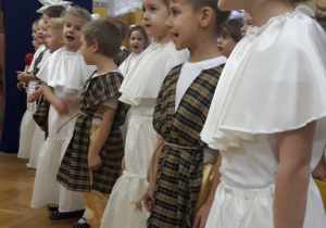 Dzieci występują na przedstawieniu choinkowym