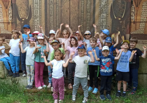 Dzieci pozują do grupowego zdjęcia w "strefie Egiptu"