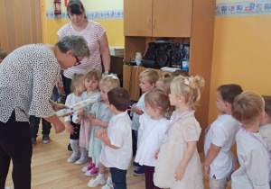 Pani wicedyrektor pasuje dziewczynkę na Przedszkolaka
