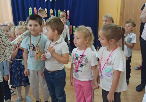Pani wicedyrektor pasuje chłopca na Przedszkolaka