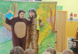 Aktorki w strojach misia i tygryska na scenie