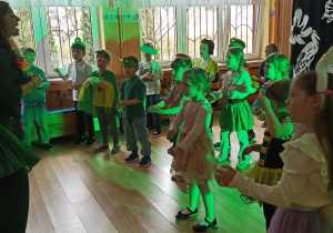 Pani prowadząca rytmikę inicjuje zabawy związane z tematyką wiosenną