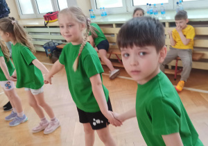 Dzieci trzymają się za ręce