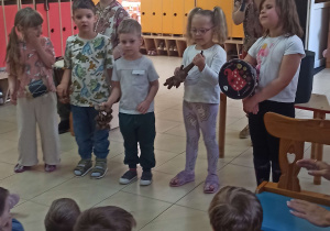 Dzieci grają na instrumentach