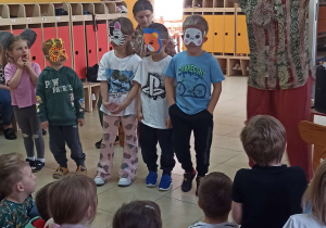 Dzieci w maskach zwierząt stoją na scenie
