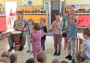 Dzieci grają na Bum Bum Rurkach