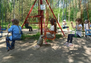 Dzieci bawią się na karuzeli